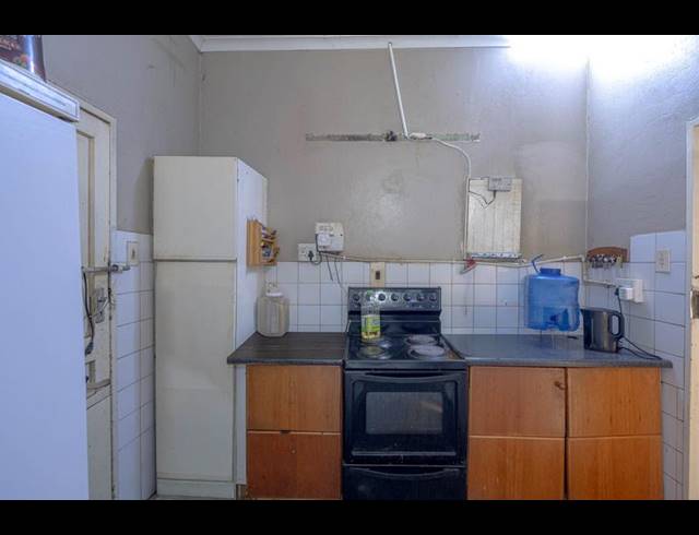 6 BEDROOM HOUSE FOR SALE IN BEZUIDENHOUT VALLEY